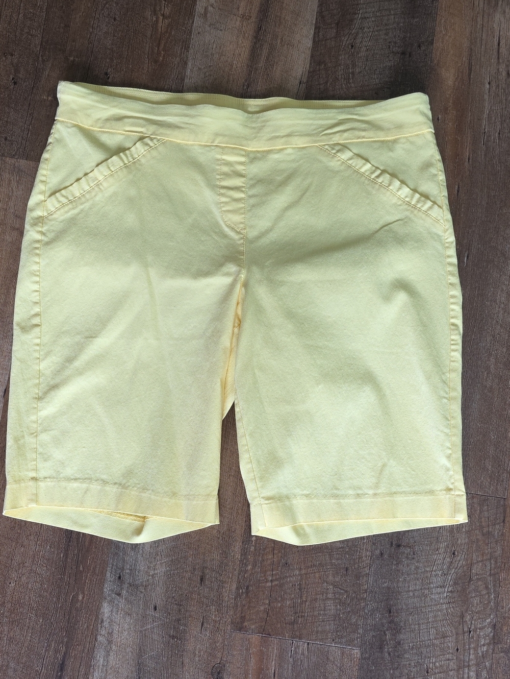 Women's Light Yellow Casual Bermuda Shorts Coral Bay Size 14 Pull On Shorts
